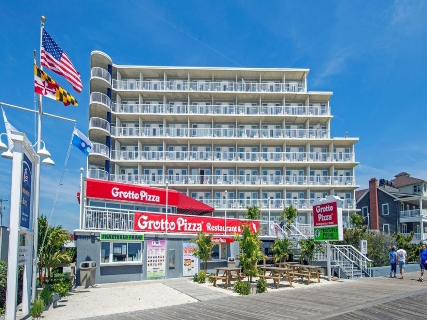 Commander Hotel & Suites