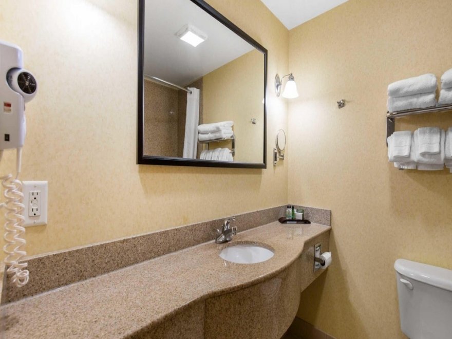 Gateway Hotel & Suites, Ascend Hotel Collection