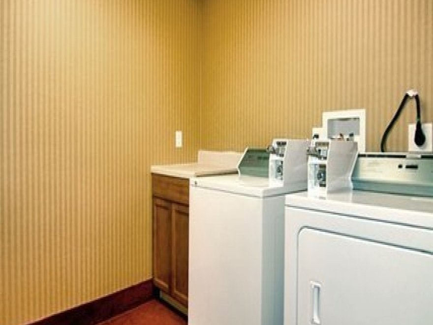 Gateway Hotel & Suites, Ascend Hotel Collection