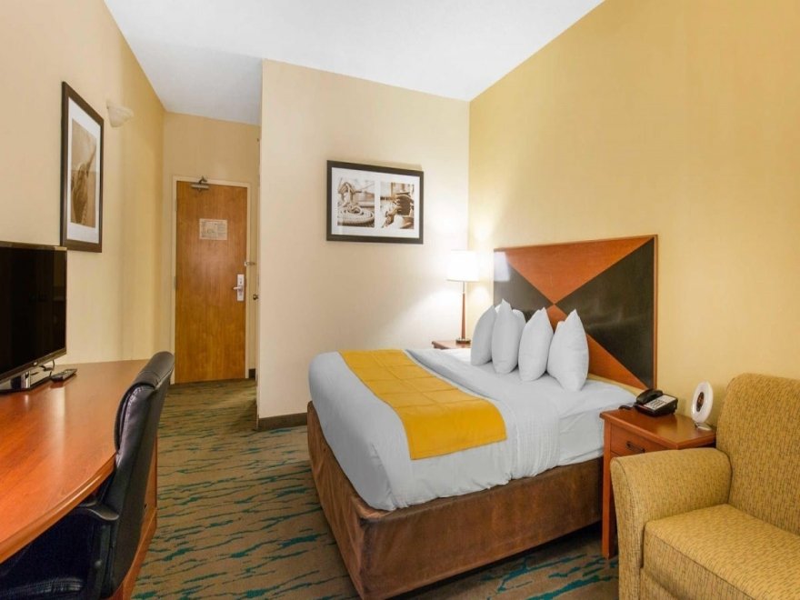 Gateway Hotel & Suites, Ascend Hotel Collection
