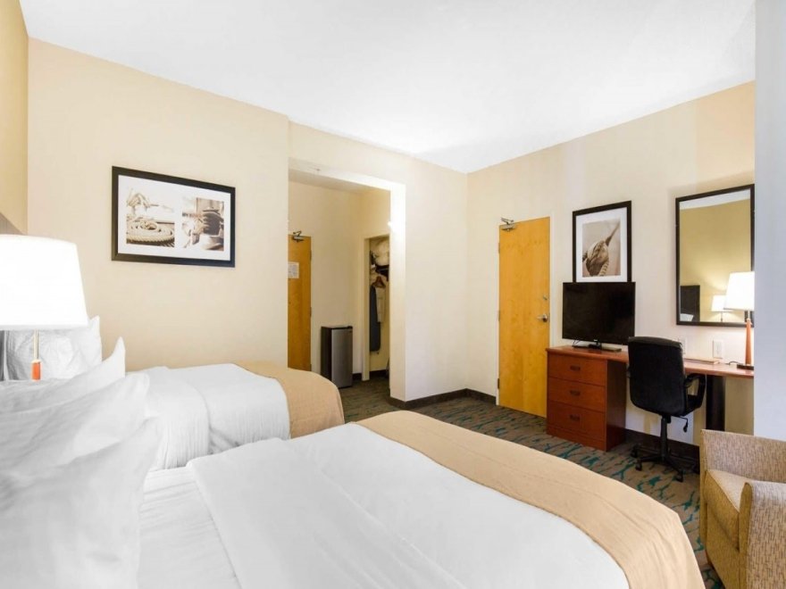 Gateway Hotel & Suites, Ascend Hotel Collection