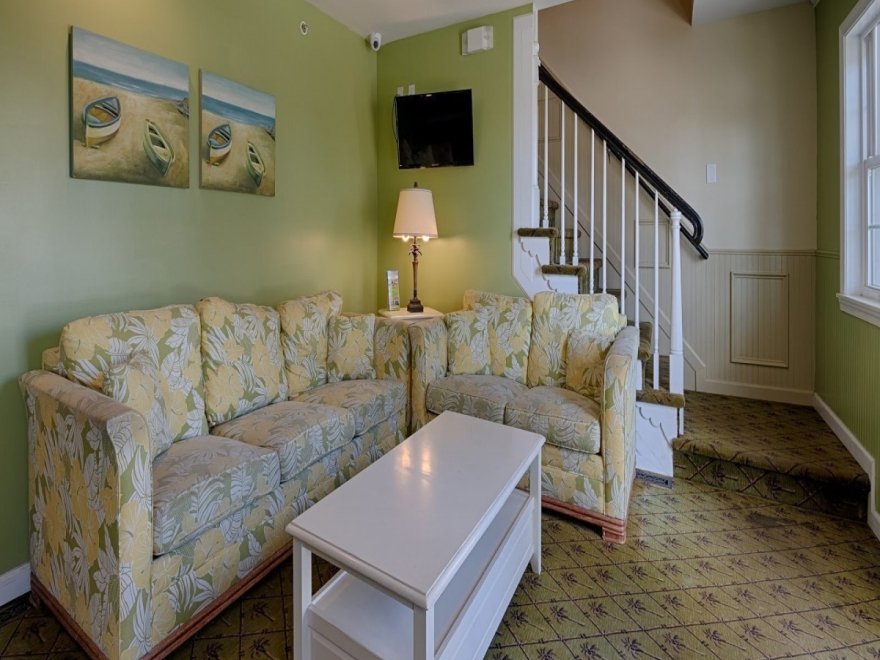 Commander Beach House Hotel