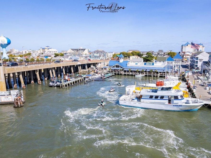Under The Bridge Watersports - Jet Skis & Pontoon Boat Rentals