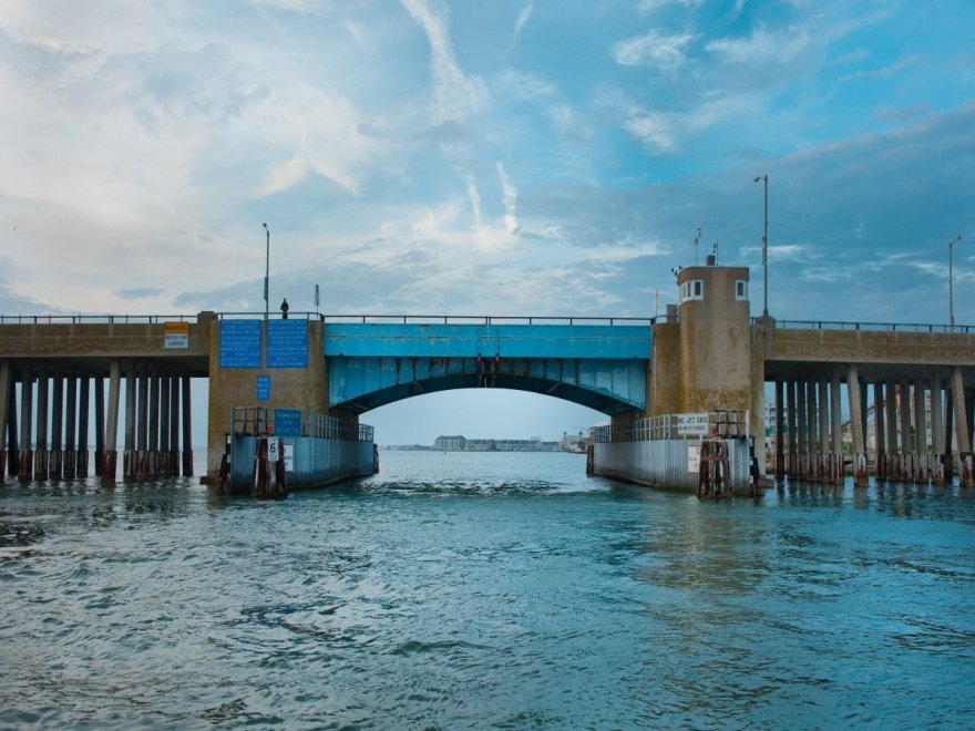 Under The Bridge Watersports - Jet Skis & Pontoon Boat Rentals