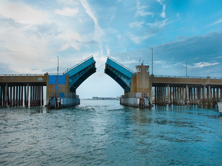 Under The Bridge Watersports - Jet Skis & Pontoon Boat Rentals